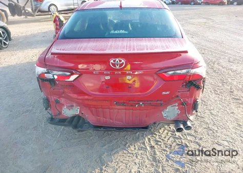 2021 Toyota Camry Se z USA, uszkodzony, nr VIN 4T1T11AK8MU493162